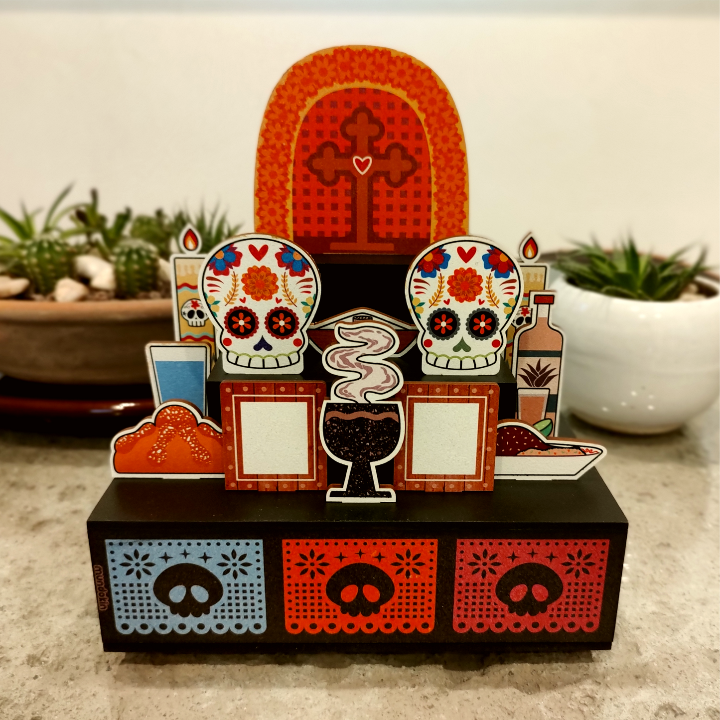 Altar de Día de Muertos para armar. Caja decorada y figuras a color, muy duraderas. Incluye los elementos esenciales del Altar de Muertos.