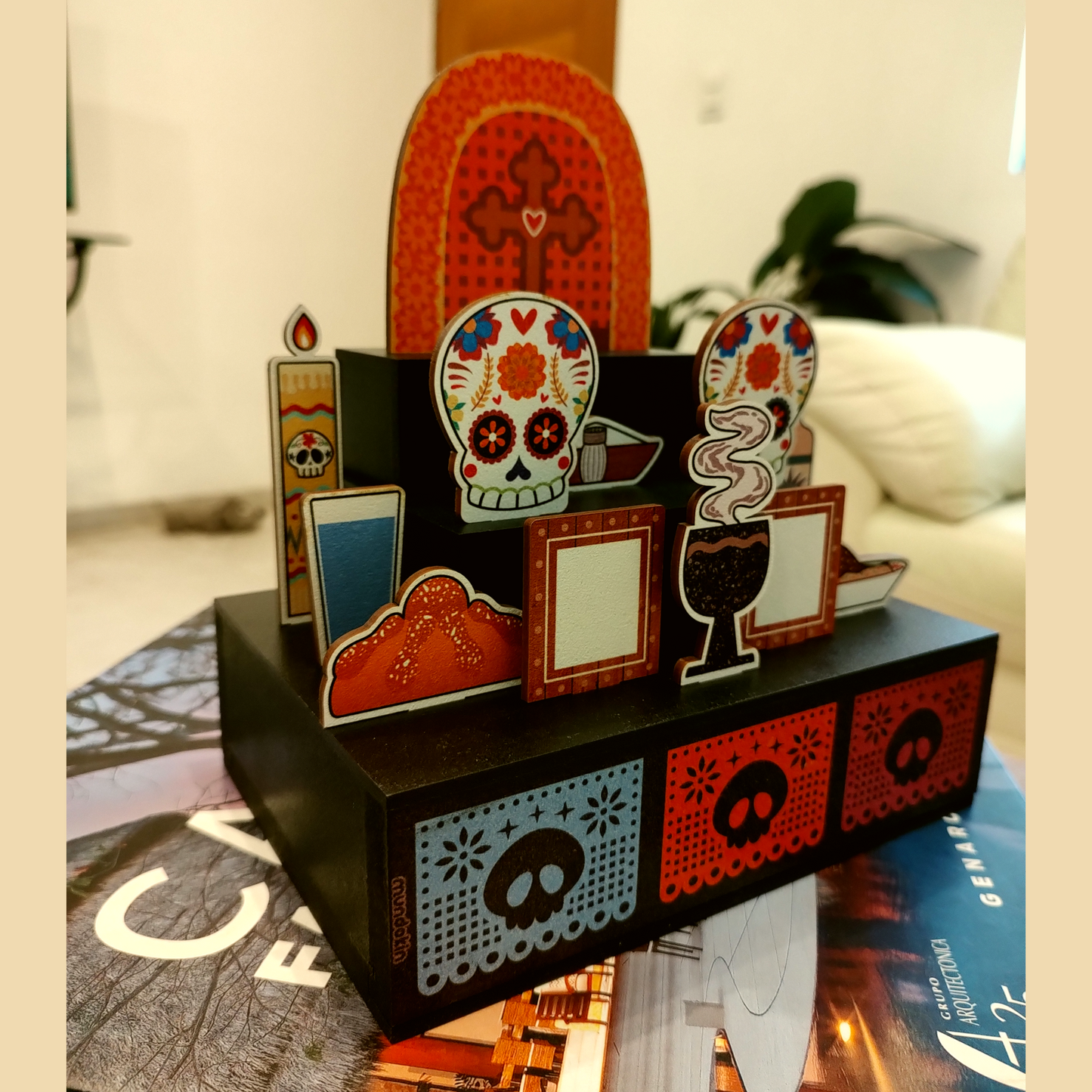 Altar de Día de Muertos para armar. Caja decorada y figuras a color, muy duraderas. Incluye los elementos esenciales del Altar de Muertos.