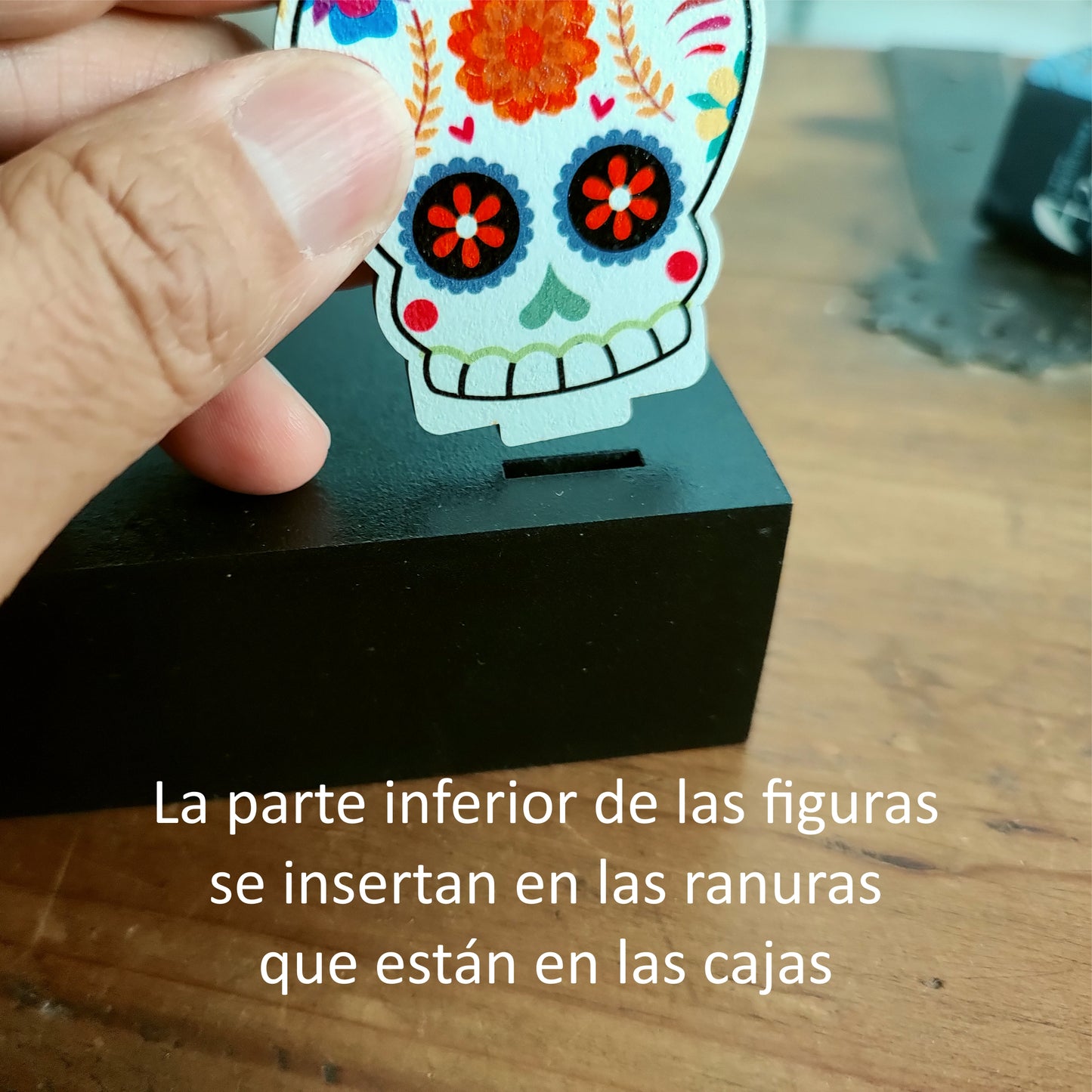 Altar de Día de Muertos para armar. Caja decorada y figuras a color, muy duraderas. Incluye los elementos esenciales del Altar de Muertos.